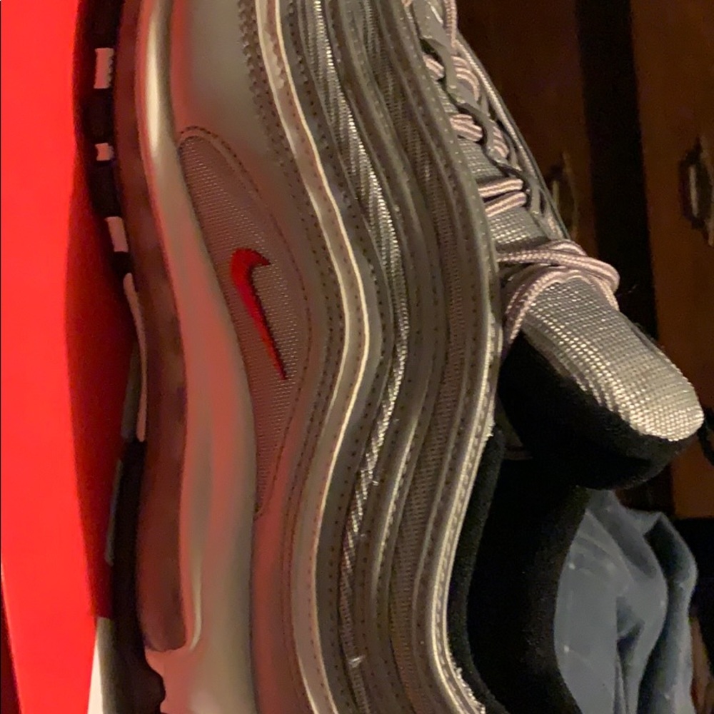 Tennis shoes